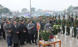Lễ an táng hài cốt anh hùng, liệt sĩ Lê Đình Chinh tại nghĩa trang liệt sĩ Hàm Rồng (TP Thanh Hóa) sáng 6- 1- Ảnh: Hoàng Lam