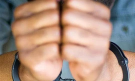 Đang ngủ bị 'yêu râu xanh' cưỡng hiếp