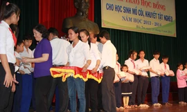 Vinamilk trao học bổng cho học sinh nghèo, mồ côi, khuyết tật tại Bến Tre