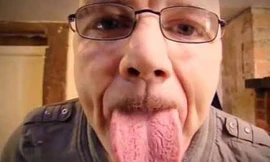 Người đàn ông có lưỡi dài nhất thế giới