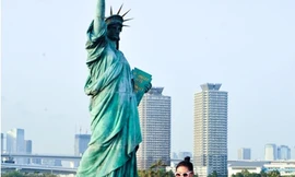 Mai Giang bên tượng Nữ thần tự do ở Nhật