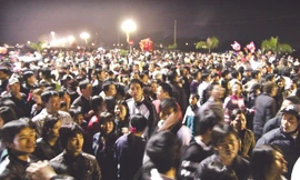 Chờ khai ấn đền Trần năm 2010 Ảnh: Gia Bảo