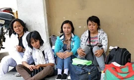 Các nữ giúp việc Indonesia đang chờ khám bệnh trước khi về với gia chủ Singapore Ảnh: France24