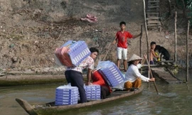 Tình hình buôn lậu thuốc lá diễn ra phức tạp trên cả ba tuyến biên giới . 