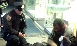 Rung động trước nghĩa cử của một cảnh sát Mỹ