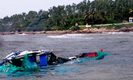 Bão gây sóng lớn đánh chìm ba tàu cá ở Nghệ An