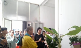 Người nhà bé Vân Nhi làm lễ trước linh cữu của em. Ảnh: Đinh Tuấn.