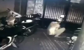 Đột nhập nhà dân, phá 3 lớp khóa cửa trộm xe máy trong đêm