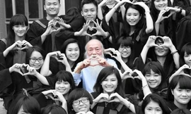 Nhớ những khoảnh khắc đẹp của thầy Văn Như Cương bên học trò 