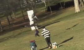 Đứng tim xem đại bàng lao xuống bãi cỏ quắp em bé