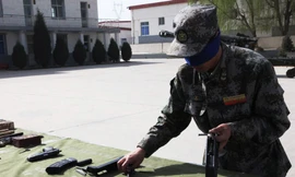 Lính Trung Quốc bịt mắt tháo lắp súng trong chương trình "Trình diễn Kỹ năng Lính tinh nhuệ"