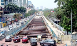 Công trường dự án lớn nhất Thủ đô thành bãi trông xe, cỏ dại mọc 