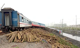 Ô tô tải đỗ sai, tàu Thống Nhất gặp nạn, lật 3 toa