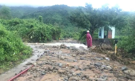 Khách đi tàu phải chờ ở Huế, Đà Nẵng do mưa lũ chia cắt 