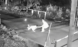 Nín thở xem nhân viên gác chắn cứu người ngay trước mũi tàu