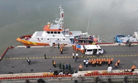 Đưa thi thể 13 thuyền viên Trung Quốc ở Côn Đảo vào bờ