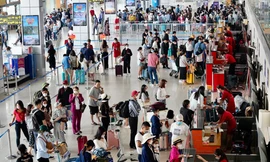 Sân bay Nội Bài, ga Hà Nội tấp nập khách ngày đầu nghỉ Giỗ Tổ