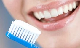 Đánh răng nhổ ra máu, bệnh gì?