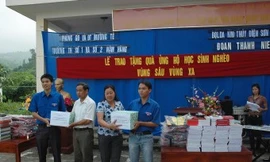 Tặng 200 áo đồng phục cho học sinh nghèo vùng cao