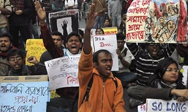 Nữ sinh viên 23 tuổi tử vong vì bị cưỡng hiếp và đánh đập trên xe bus làm dấy lên hàng loạt vụ biểu tình trên khắp Ấn Độ