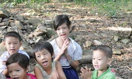 Bé Thảo cùng các em nhỏ trên đảo Hòn Chuối