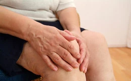 Ngồi xổm, đứng dậy đau đầu gối