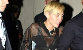 Miley Cyrus tiếp tục ăn mặc hở hang trên show truyền hình