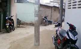 Cột điện đứng giữa hẻm