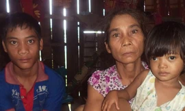 Để súng cướp cò bắn trúng mông hàng xóm