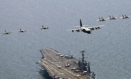 Siêu tàu sân bay Mỹ tuần tra Biển Đông, đón khách Việt Nam