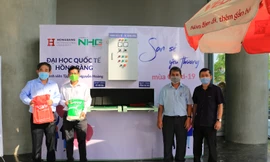 Thầy trò trường ĐH Quốc tế Hồng Bàng chế tạo thành công hệ thống “ATM gạo” 