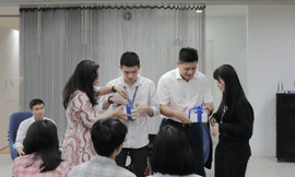 Quà Giáng sinh giúp hai sinh viên khiếm thị nhìn thấy khuôn mặt người thân 