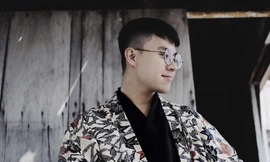 Chàng trai chuyên “make up” giày sneakers bằng họa tiết cung đình