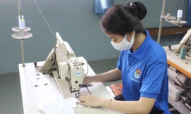 10 sinh viên may 2000 khẩu trang tặng công nhân 