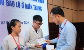 Bão đã qua, xót xa ở lại, nhiều trường đại học vẫn hỗ trợ sinh viên theo học 