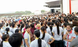 Hàng trăm công nhân Cty S&H Vina (Thạch Thành, Thanh Hoá) đình công phản đối chế độ làm việc hà khắc vào tháng 9/2017. Ảnh minh hoạ