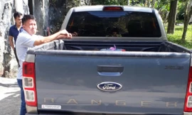 Đối tượng Bùi Ta Boong và chiếc xe chở 6kg thịt ĐVHD vừa bị Kiểm lâm VQG Phong Nha – Kẻ Bàng bắt giữ tại trạm Kiểm lâm số 6