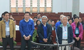 Bị can Tạ Bá Long (đứng trong vành móng ngựa) tại phiên toà sơ thẩm năm 2017. Ảnh: Xuân Ân