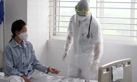 Điều trị bệnh nhân COVID-19 Ảnh: PV