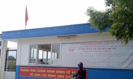 Công nhân tìm việc làm tại công ty ở Bình Duong. Ảnh: HC