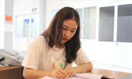 Ngoài giờ lên lớp, Đào Thị Xoan vẫn dành nhiều thời gian tự học. Ảnh: Giang Thanh