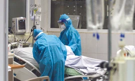 Hai điều dưỡng đang chăm sóc bệnh nhân nặng tại khoa Cấp cứu. Ảnh: Mạnh Thắng