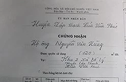 Bìa đỏ của anh Nguyễn Văn Hùng được cấp năm 2003 nhưng đến nay vẫn chưa nhận được đất