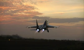 Phi công làm thủ tục trước khi cất cánh ban đêm