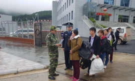 Biên phòng Lạng Sơn tiếp nhận nhiều lao động xuất cảnh trái phép do Trung Quốc trao trả Ảnh: Duy Chiến 