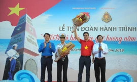Bí thư T.Ư Đoàn Nguyễn Ngọc Lương tặng hoa tại lễ tiễn đoàn Hành trình Tuổi trẻ vì biển đảo quê hương 2019. Ảnh: Xuân Tùng