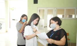 Thí sinh làm thủ tục đăng ký dự thi chiều 8/8 ở Hà Nội