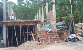 Nhà ông Bình đang xây dựng Ảnh: K.N 