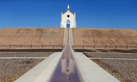 Lách qua bức tường