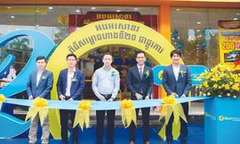 Một cửa hàng Bluetronics ngày khai trương  